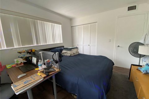 Condo in Hallandale Beach, Florida, 2 bedrooms  № 2064888 - photo 19