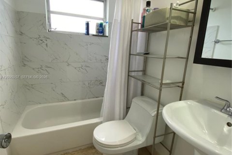Condo in Hallandale Beach, Florida, 2 bedrooms  № 2064888 - photo 17