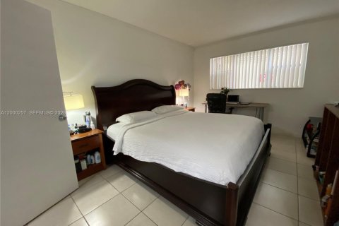 Condo in Hallandale Beach, Florida, 2 bedrooms  № 2064888 - photo 16