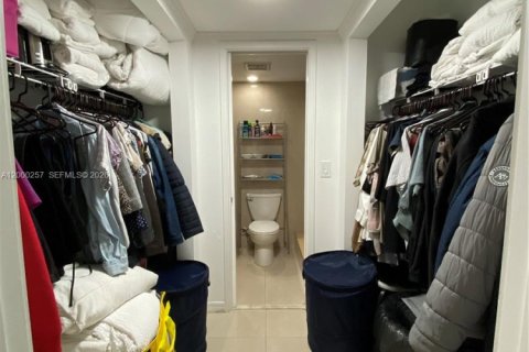 Condo in Hallandale Beach, Florida, 2 bedrooms  № 2064888 - photo 15