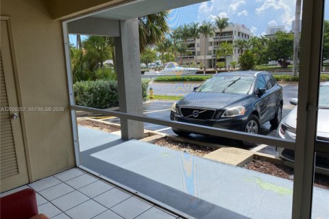 Condo in Hallandale Beach, Florida, 2 bedrooms  № 2064888 - photo 27