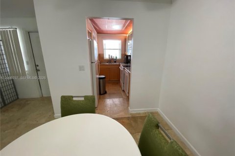 Condo in Hallandale Beach, Florida, 2 bedrooms  № 2064888 - photo 21