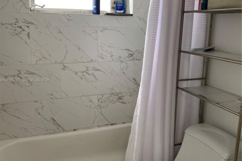 Condo in Hallandale Beach, Florida, 2 bedrooms  № 2064888 - photo 18