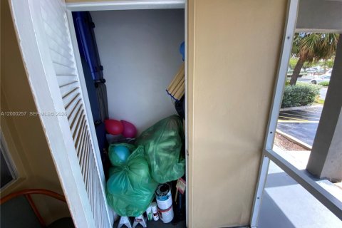 Condo in Hallandale Beach, Florida, 2 bedrooms  № 2064888 - photo 30