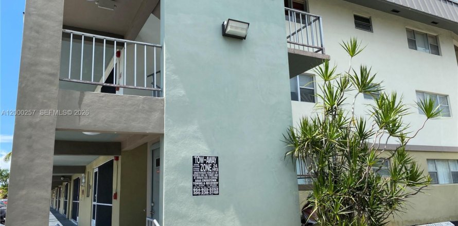 Condo in Hallandale Beach, Florida, 2 bedrooms  № 2064888