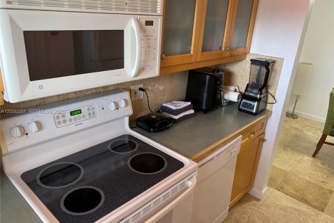 Condo in Hallandale Beach, Florida, 2 bedrooms  № 2064888 - photo 22
