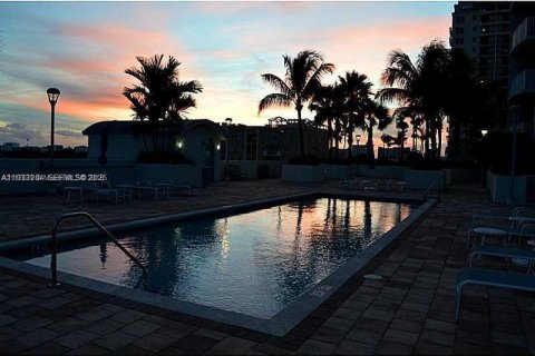 Condominio en alquiler en Miami, Florida, 1 dormitorio, 69.21 m2 № 1991077 - foto 12