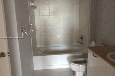 Condominio en alquiler en Miami, Florida, 1 dormitorio, 69.21 m2 № 1991077 - foto 5