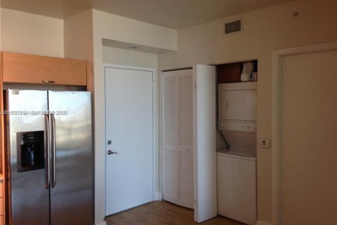 Condominio en alquiler en Miami, Florida, 1 dormitorio, 69.21 m2 № 1991077 - foto 2