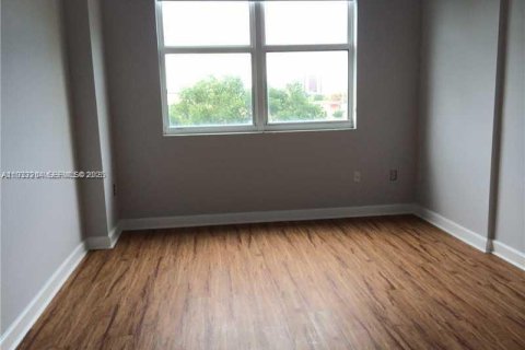 Condominio en alquiler en Miami, Florida, 1 dormitorio, 69.21 m2 № 1991077 - foto 4