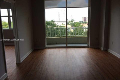 Condominio en alquiler en Miami, Florida, 1 dormitorio, 69.21 m2 № 1991077 - foto 3