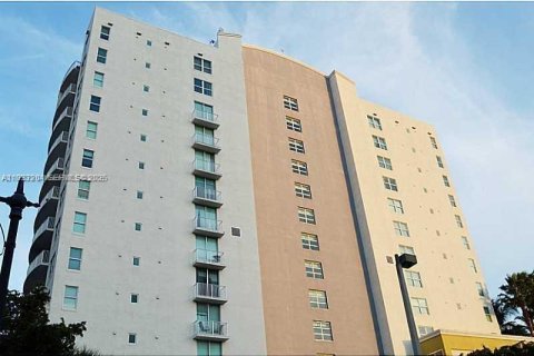 Condominio en alquiler en Miami, Florida, 1 dormitorio, 69.21 m2 № 1991077 - foto 8