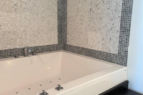 Condo in Miami, Florida, 1 bedroom  № 1464009 - photo 18