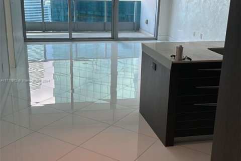 Condo in Miami, Florida, 1 bedroom  № 1464009 - photo 1