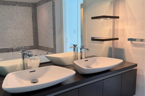 Condo in Miami, Florida, 1 bedroom  № 1464009 - photo 15