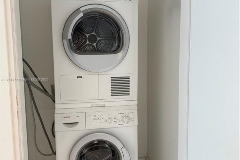 Condo in Miami, Florida, 1 bedroom  № 1464009 - photo 19