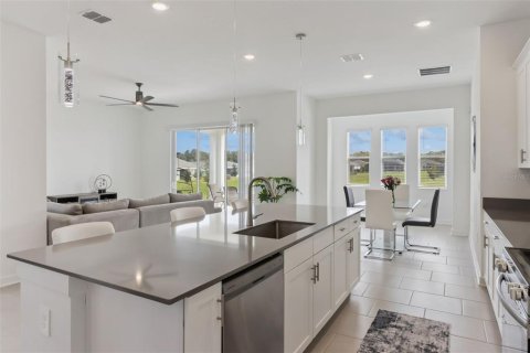 House in Davenport, Florida 4 bedrooms, 246.19 sq.m. № 2396832 - photo 10