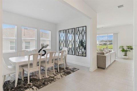 House in Davenport, Florida 4 bedrooms, 246.19 sq.m. № 2396832 - photo 4