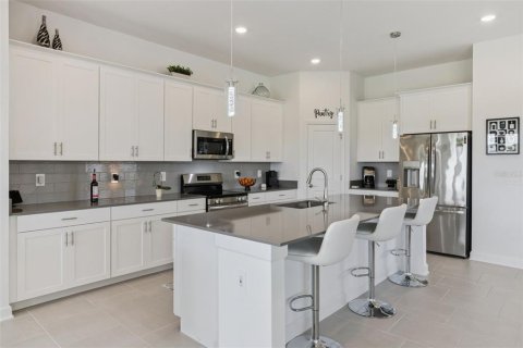 House in Davenport, Florida 4 bedrooms, 246.19 sq.m. № 2396832 - photo 11