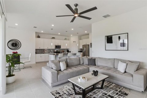 House in Davenport, Florida 4 bedrooms, 246.19 sq.m. № 2396832 - photo 6