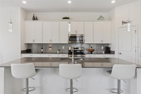 House in Davenport, Florida 4 bedrooms, 246.19 sq.m. № 2396832 - photo 8