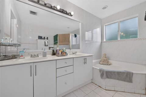 Villa ou maison à vendre à Miami, Floride: 3 chambres, 208.29 m2 № 2429858 - photo 28