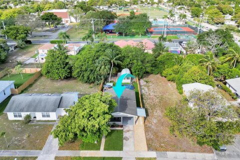 House in Delray Beach, Florida 3 bedrooms, 109.16 sq.m. № 2272183 - photo 23