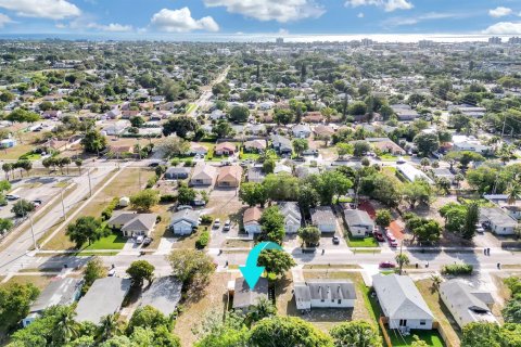 House in Delray Beach, Florida 3 bedrooms, 109.16 sq.m. № 2272183 - photo 4