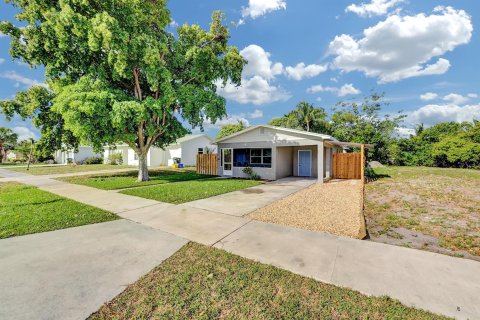 House in Delray Beach, Florida 3 bedrooms, 109.16 sq.m. № 2272183