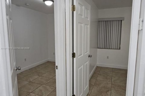 Снять в аренду таунхаус в Майами, Флорида 3 спальни, 95.32м2, № 2032437 - фото 11