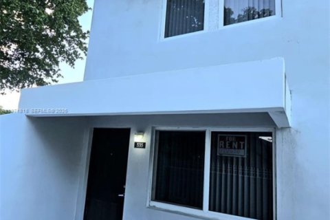 Снять в аренду таунхаус в Майами, Флорида 3 спальни, 95.32м2, № 2032437 - фото 3