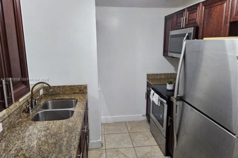 Снять в аренду таунхаус в Майами, Флорида 3 спальни, 95.32м2, № 2032437 - фото 20