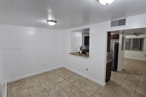 Снять в аренду таунхаус в Майами, Флорида 3 спальни, 95.32м2, № 2032437 - фото 23