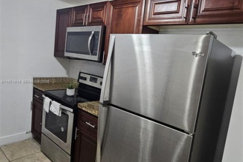 Снять в аренду таунхаус в Майами, Флорида 3 спальни, 95.32м2, № 2032437 - фото 17