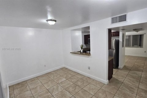 Снять в аренду таунхаус в Майами, Флорида 3 спальни, 95.32м2, № 2032437 - фото 4