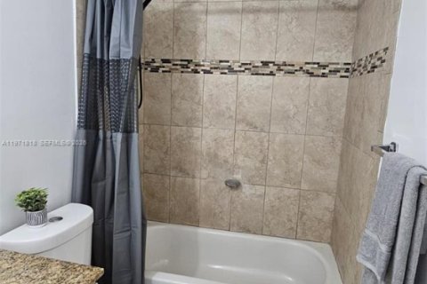 Снять в аренду таунхаус в Майами, Флорида 3 спальни, 95.32м2, № 2032437 - фото 12