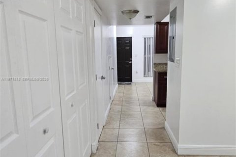 Снять в аренду таунхаус в Майами, Флорида 3 спальни, 95.32м2, № 2032437 - фото 14