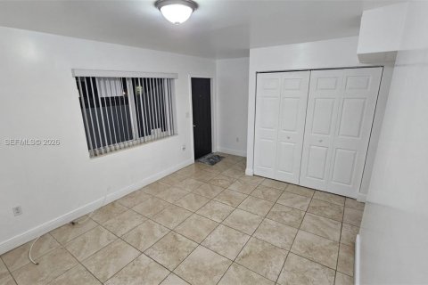 Снять в аренду таунхаус в Майами, Флорида 3 спальни, 95.32м2, № 2032437 - фото 6