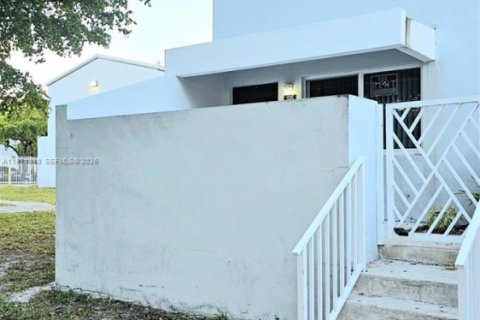 Снять в аренду таунхаус в Майами, Флорида 3 спальни, 95.32м2, № 2032437 - фото 2