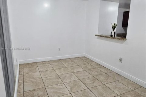 Снять в аренду таунхаус в Майами, Флорида 3 спальни, 95.32м2, № 2032437 - фото 5