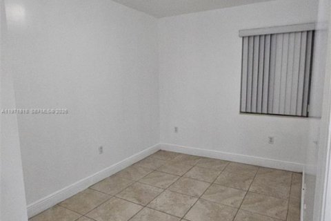 Снять в аренду таунхаус в Майами, Флорида 3 спальни, 95.32м2, № 2032437 - фото 15