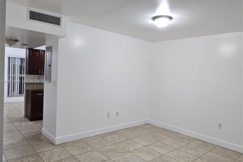 Снять в аренду таунхаус в Майами, Флорида 3 спальни, 95.32м2, № 2032437 - фото 16