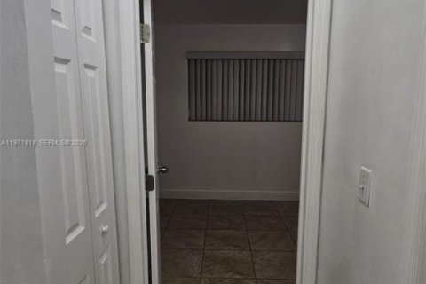 Снять в аренду таунхаус в Майами, Флорида 3 спальни, 95.32м2, № 2032437 - фото 18