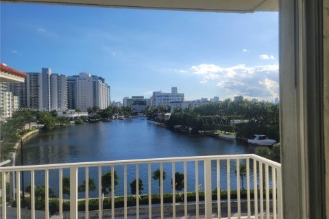 Condominio en Miami Beach, Florida, 2 dormitorios  № 1948904