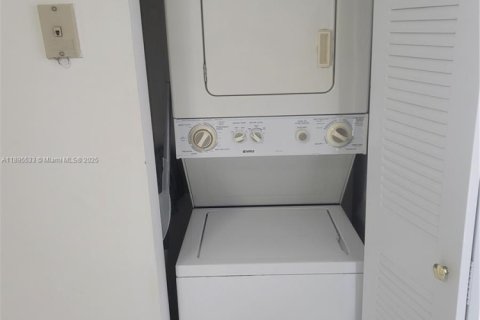 Condominio en venta en Miami Beach, Florida, 2 dormitorios, 74.32 m2 № 1948904 - foto 2