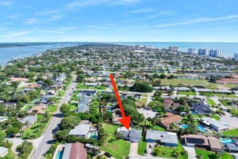 House in Ormond Beach, Florida 3 bedrooms, 173.54 sq.m. № 2205511 - photo 2