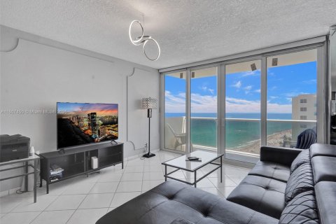 Condominio en alquiler en Hollywood, Florida, 2 dormitorios, 115.94 m2 № 1978732 - foto 2