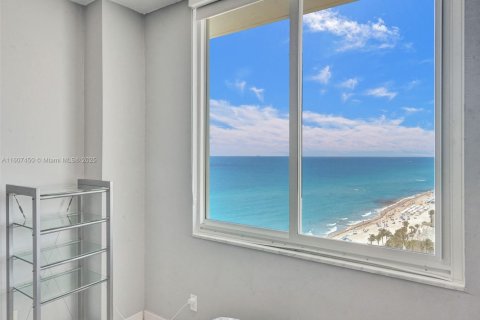 Condominio en alquiler en Hollywood, Florida, 2 dormitorios, 115.94 m2 № 1978732 - foto 5