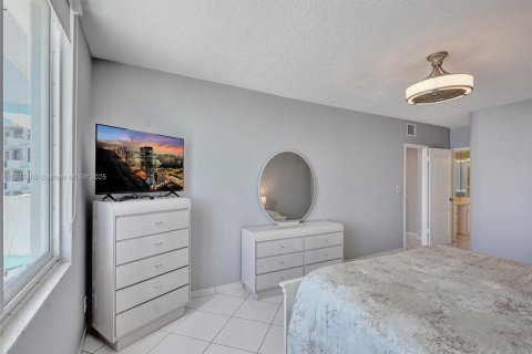 Condominio en alquiler en Hollywood, Florida, 2 dormitorios, 115.94 m2 № 1978732 - foto 9