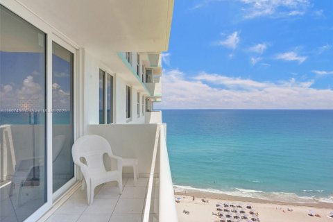 Condominio en alquiler en Hollywood, Florida, 2 dormitorios, 115.94 m2 № 1978732 - foto 21